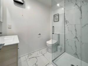 Et badeværelse på Perfectly Cosy Riccarton 2BR Abode + 7 billeder