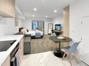 基督城CBD Gem - Studio on Allen Street的客厅配有一张床和一张桌子