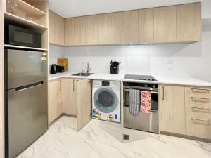 基督城CBD Gem - Studio on Allen Street的厨房配有洗衣机和洗碗机。