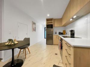 基督城CBD Gem - Studio on Allen Street的带桌子和台面的厨房 更多1张照片