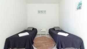 En eller flere senge i et værelse på Convenient Apartment for 4 with Sauna