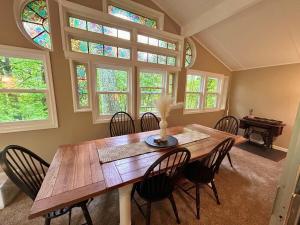 Φωτογραφία από το άλμπουμ του The Nest, 4BR Treetop Cabin σε Fairfield