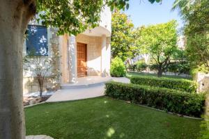ポリスにあるVilla Rafaela - Luxury 4BR Retreat near the Baths of Aphroditeの庭付きの家