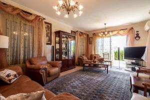 ポリスにあるVilla Rafaela - Luxury 4BR Retreat near the Baths of Aphroditeのソファとテレビのあるリビングルーム