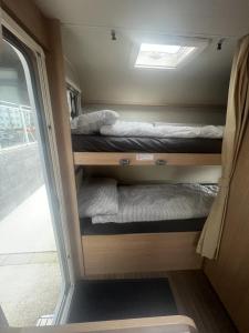 Palanda nebo palandy na pokoji v ubytování Motorhome - RV with bunk beds