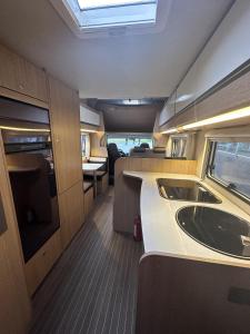 Kuchyň nebo kuchyňský kout v ubytování Motorhome - RV with bunk beds