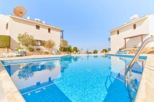 Πισίνα στο ή κοντά στο Townhouse Smile - Seaview Escape with Shared Pool