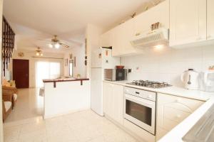 Η κουζίνα ή μικρή κουζίνα στο Townhouse Smile - Seaview Escape with Shared Pool