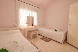 Ένα ή περισσότερα κρεβάτια σε δωμάτιο στο Townhouse Smile - Seaview Escape with Shared Pool +10 φωτογραφίες