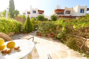 Κήπος έξω από το Townhouse Smile - Seaview Escape with Shared Pool