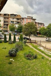 オフリドにあるVilla Lidijaの都市の芝生に植物が植えられた公園