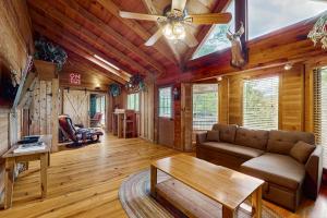 Una sala de estar con un sofá y un ventilador de techo. en Vista, en Blue Ridge