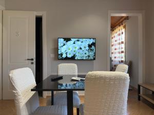 une salle à manger avec une table et des chaises noires dans l'établissement Villa Ida Apartments, à Vlorë