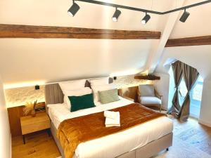 Postel nebo postele na pokoji v ubytování Hotel Les Rêveries du CLOS derrière St Jean Vignes &Spa