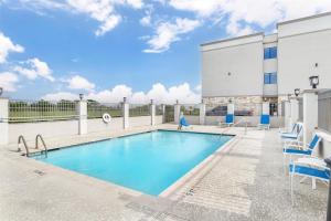 Bazén v ubytování Best Western Plus Waller Hotel nebo v jeho okolí