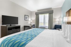 TV a/nebo společenská místnost v ubytování Best Western Plus Waller Hotel
