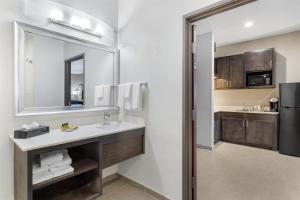 Kuchyň nebo kuchyňský kout v ubytování Best Western Plus Waller Hotel