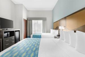 Postel nebo postele na pokoji v ubytování Best Western Plus Waller Hotel