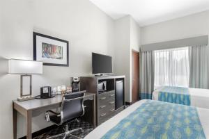 TV a/nebo společenská místnost v ubytování Best Western Plus Waller Hotel