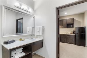 Kuchyň nebo kuchyňský kout v ubytování Best Western Plus Waller Hotel