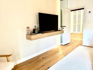 TV a/nebo společenská místnost v ubytování Hotel Les Rêveries du CLOS derrière St Jean Vignes &Spa