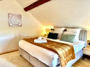 Postel nebo postele na pokoji v ubytování Hotel Les Rêveries du CLOS derrière St Jean Vignes &Spa