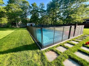 Bazén v ubytování Luxurious Hamptons House with Heated Pool & Grill nebo v jeho okolí