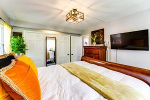 Ein Bett oder Betten in einem Zimmer der Unterkunft 1 Mi to University of Cincinnati Avondale Gem!