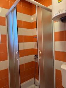 オフリドにあるVilla Lidijaのオレンジと白のストライプを使用したバスルーム(シャワー付) +23枚の写真