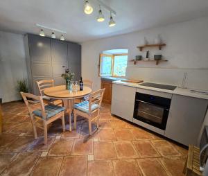 贝利Beli Casa的房间里有一张桌子和几把椅子的厨房