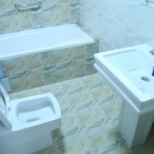 y baño con lavabo, aseo y lavabo blanco. en Panorama Hotel, en Bukhara 9 fotos más