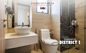 Un baño con lavabo, inodoro y espejo. en Oasis Central Residence & Hotel - Soho Residence, en Ho Chi Minh 87 fotos más