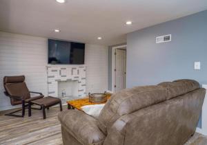 Gallery image of Lakefront Escape With Hot Tub and Modern Comforts in Mentor-on-the-Lake