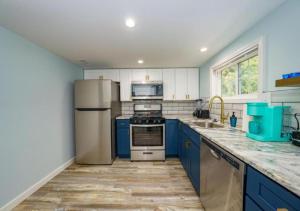 Gallery image of Lakefront Escape With Hot Tub and Modern Comforts in Mentor-on-the-Lake