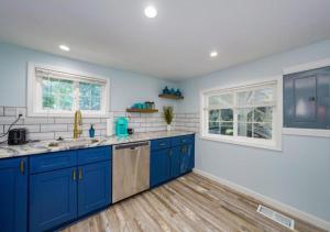 Gallery image of Lakefront Escape With Hot Tub and Modern Comforts in Mentor-on-the-Lake