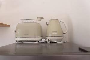 zwei Toaster auf einer Theke in der Unterkunft Puglia Essence - Ancient Lamia & Exclusive Pool in Martina Franca