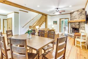 Χώρος καθιστικού στο 1 Mi to Downtown Cashiers Private Cabin with Deck