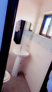 Ένα μπάνιο στο Cozy haven in the Heart of city +6 φωτογραφίες