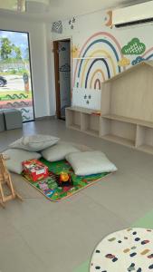 Zimmer mit einem Bett und einem Regenbogen an der Wand in der Unterkunft Malia Beach Porto Galinha By Loui in Ipojuca