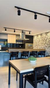 a kitchen and dining room with a table and chairs at Estúdio 1009 - Jardim Camburi, Vitória - ES in Vitória