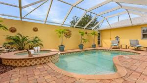 una piscina con techo de cristal en Villa Tuscany Luxury Stay With Pool & Spa, en Cabo Coral