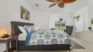 Un dormitorio con una cama con un edredón azul y blanco. en Villa Tuscany Luxury Stay With Pool & Spa, en Cabo Coral 29 fotos más