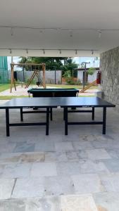 eine Tischtennisplatte auf dem Boden in der Unterkunft Malia Beach Porto Galinha By Loui in Ipojuca