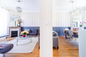 a living room with a couch and a table at La Belle Adresse Chic, Calme & Spacieuse in Versailles