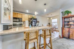 Η κουζίνα ή μικρή κουζίνα στο Condo with Hot Tub about 4 Miles to Ruidoso Winter Park!
