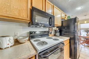 Η κουζίνα ή μικρή κουζίνα στο Condo with Hot Tub about 4 Miles to Ruidoso Winter Park! +17 φωτογραφίες