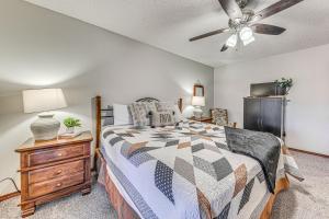 Ένα ή περισσότερα κρεβάτια σε δωμάτιο στο Condo with Hot Tub about 4 Miles to Ruidoso Winter Park!