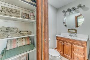 Ένα μπάνιο στο Condo with Hot Tub about 4 Miles to Ruidoso Winter Park!