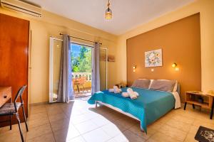 una camera da letto con un letto e una porta scorrevole in vetro di Stefanias Prasoudi Beach ad Ágios Matthaíos