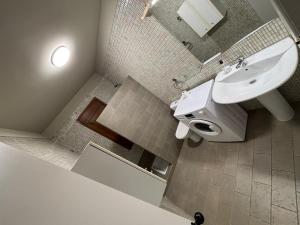 Un baño blanco con lavabo e inodoro. en Casa Ángeles, en Beceite 24 fotos más